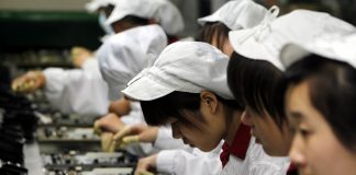 Apple mendon levizjen prodhimit të iPhone-ve në SHBA