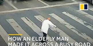 Polici rrugor e mori të moshuarin në shpinë për të kaluar rrugën