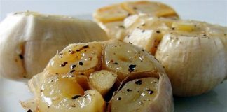 Mrekulli! Shih se çfarë bëjnë 6 thela hudhre të pjekura në trupin tonë brënda 24 orëve!