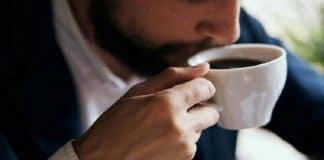 Kur kafeja bëhet e rrezikshme për shëndetin e të rinjve