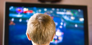 Fëmijët që shikojnë më shumë se 2 orë televizor në ditë janë më të rrezikuar për t’u diagnostikuar me autizëm