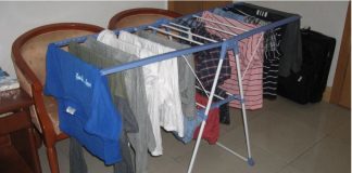 Pse nuk duhet t’i thani rrobat në shtëpi – Cilat janë rreziqet