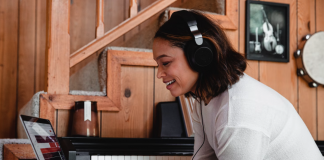 Njerëzit thellësisht të ndjeshëm e përpunojnë muzikën ndryshe në trurin e tyre.