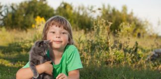 4 tetor Dita Botërore e Kafshëve | Përfitimet e kafshëve shtëpiake në jetën e fëmijëve me autizëm!