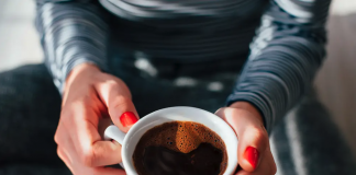 Si t’i mbrojmë dhëmbët nga ngjyra e kafesë?