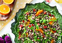 Sallatë me fasule syzezë, rukola dhe salcë portokalli