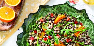 Sallatë me fasule syzezë, rukola dhe salcë portokalli