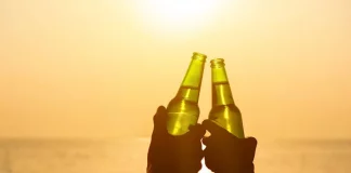 Alkooli në plazh: Sa e rrezikshme është të pish nën diell