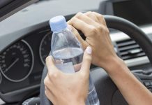 Mos i lini kurrë shishet plastike të ujit në makinë – Ja arsyeja