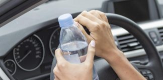 Mos i lini kurrë shishet plastike të ujit në makinë – Ja arsyeja